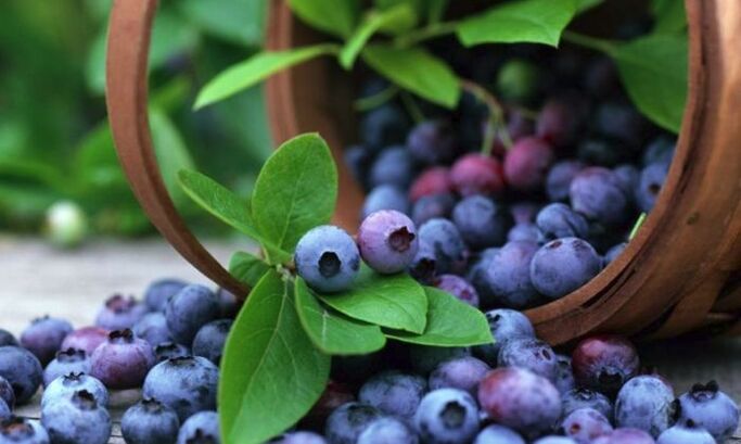 Blueberries are popular berries that effectively improve visual acuity. 